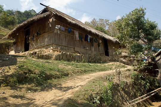 maison typique en bambous et chaume , Laos