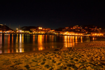Fototapeta premium Nocą na plaży w Port de Sóller