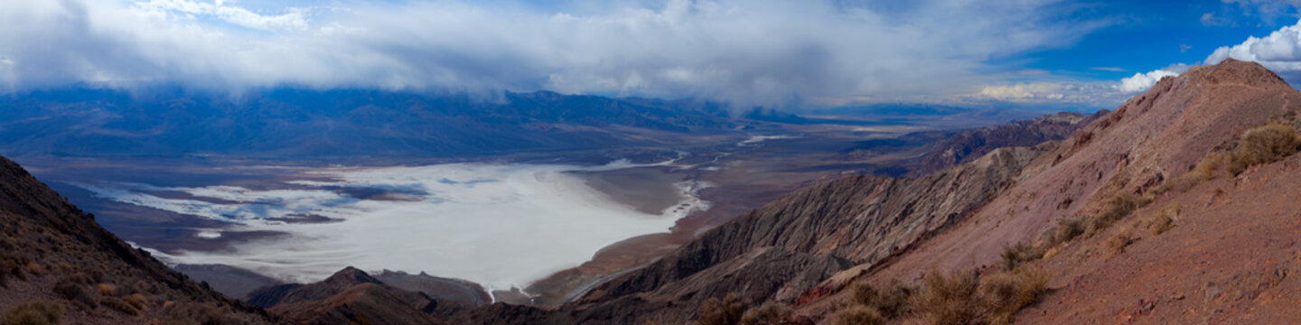 Dante's View - The view of the Badwater Basin salt flats and the Death Valley basin from Dante's View on Coffin Peak.