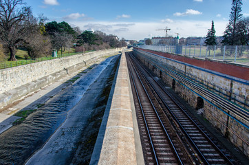 Obraz premium Rails next du a river