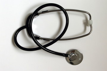 fonendoscopio nero su sfondo bianco