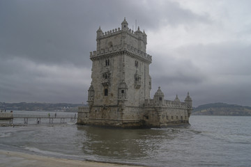 Wahrzeichen Torre de Belém in Lissabon am Ufer des Flusses Tejo