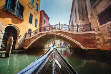 Fotobehang Uitzicht vanaf de gondel tijdens de rit door de grachten van Venetië i © ValentinValkov