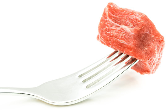 Rohes Fleisch auf Gabel 