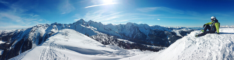 Fototapeta na wymiar skier sitting on top of a mountain