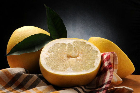 Citrus maxima بوميلو &Phi;&rho;ά&pi;&alpha; 포멜로 柚子 ブンタン Pomarańcza olbrzymia ส้มโอ Помело фрукт Pompelmoes Pomelo Pampelmuse Pamplemusa Cimboa  Pummelo Pamplemoussier פומלו Pampaleone