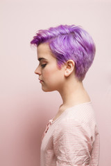 Left profile of a violet-short-haired woman in pink pastel.