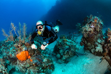 Sidemount duiken op een koraalrif