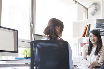 Ｂusiness women are chatting in the office