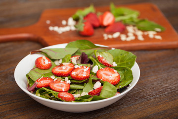 Healthy salad with spinach and strawberries