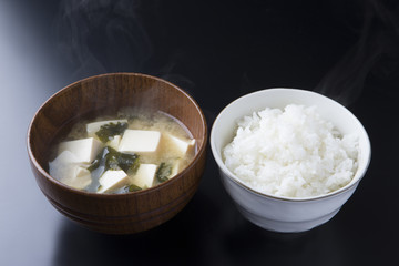 ご飯と味噌汁　黒背景