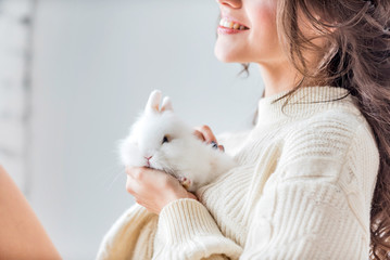 Fototapeta premium kobiety z królikiem