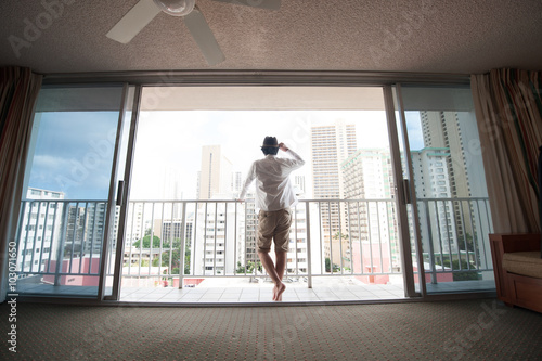 部屋の窓から外を眺める男性 Wall Mural Wallpaper Murals Beeboys 部屋の窓から外を眺める男性 Wall Mural Wallpaper Murals Beeboys