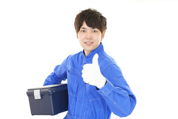工具箱を持つ笑顔の労働者