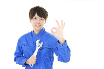 工具を持つ笑顔の作業員