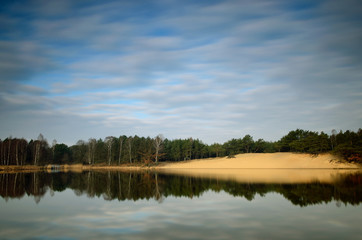 w zwierciadle / leśna plaża nad jeziorem o poranku