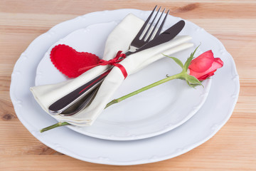 Herz auf dem Teller mit Messer und Gabel