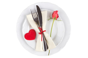 Herz auf dem Teller mit Messer und Gabel