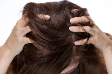 Fototapeta premium Skóra głowy młodej kobiety