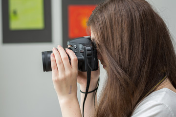Jugendliche fotografiert mit Spiegelreflexkamera