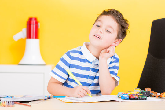 Nettes Kind macht Hausaufgaben