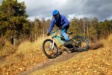Obraz premium man riding a mountain bike