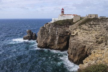 Fototapeta na wymiar Leuchtturm und Brandung am westlichsten Punkt des europäischen Festlandes in Portugal