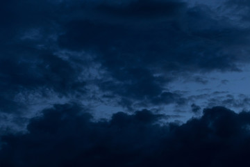 nuage noir sur fond de ciel nocturne