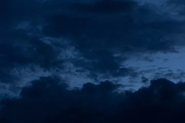 Rolgordijnen zwarte wolk op donkere nachtelijke hemelachtergrond © sutichak