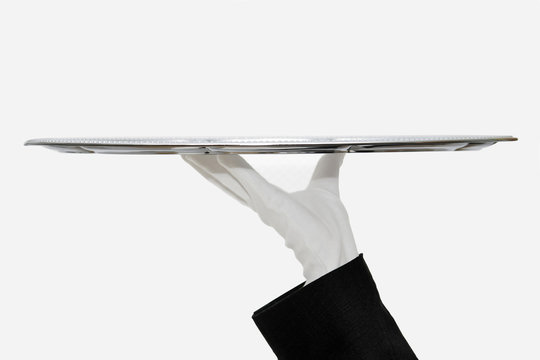 Kellner h&auml;lt ein Tablett in der Hand