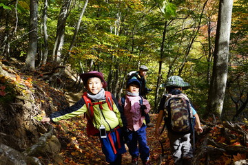 山歩き　ハイキングを楽しむ家族　西沢渓谷