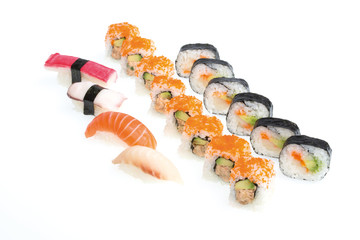 Menü, Menü Maki, Sushi, auf weißem Hintergrund, Foodfotografie © brand49