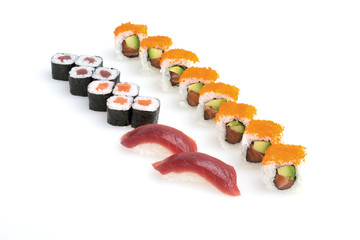 Menü, Maki, Sushi, auf weißem Hintergrund, Foodfotografie © brand49