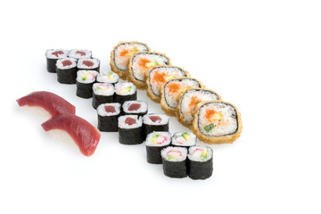 Menü, Maki, Nigiri, Sushi, auf weißem Hintergrund, Foodfotografie © brand49