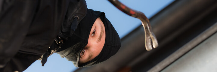 verbrecher beim einbruch