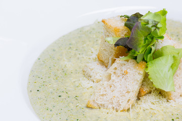 Broccoli cream soup with roasted rusks