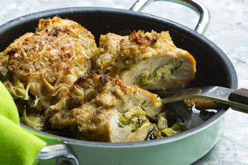 Roulade vom Hühnchenbrustfilet mit Gemüsefüllung in einem Topf