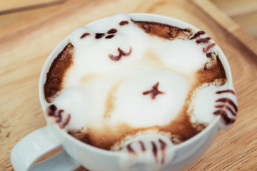 Hot Latte Art brings hot milk into a bear.