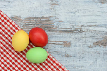 Bunte Ostereier auf Holz