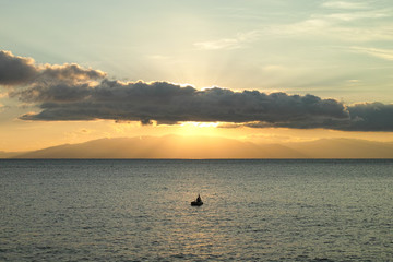 日の出と漁船
