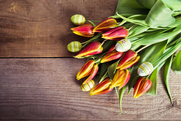 tulipani e uova decorate