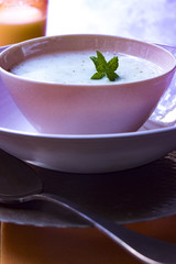 Türkische Joghurtsuppe mit Minze in einer Suppenschale mit Suppenlöffel
