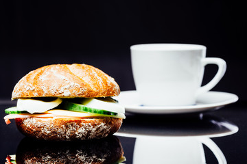 Frühstück Vollkorn Sandwich und Kaffeetasse auf schwarz mit Re