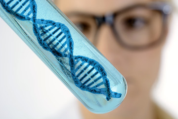 Arzt, Gentechniker oder Genetiker hält Reagenzglas mit DNA Doppelhelix