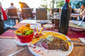 Leckeres Steak im Restaurant zum Sonnenuntergang