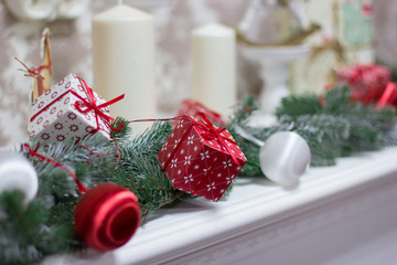 Игрушки на камине