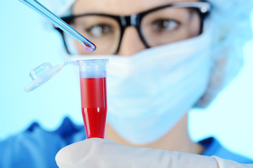Reaktionsgefäß oder Ampulle mit Blut vor Auswertung durch Arzt oder Wissenschaftler 