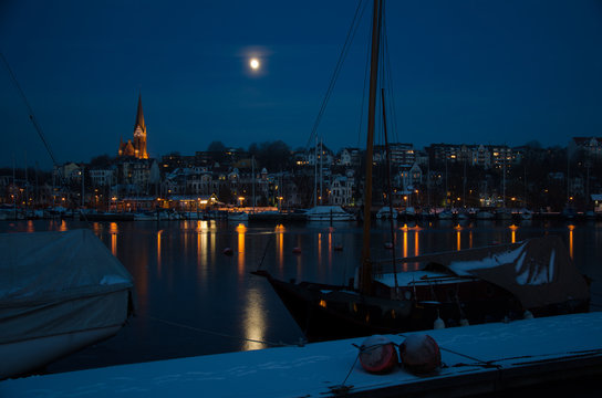 Winterliche Abendstimmung im Flensburger Hafen bei Vollmond. Deutschlands nördlichste Stadt.