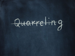 Obraz premium crossed out the word Quarreling on black chalkboard