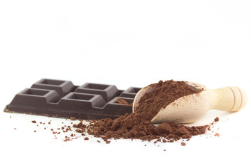 Tavoletta di cioccolato fondente e cacao in polvere